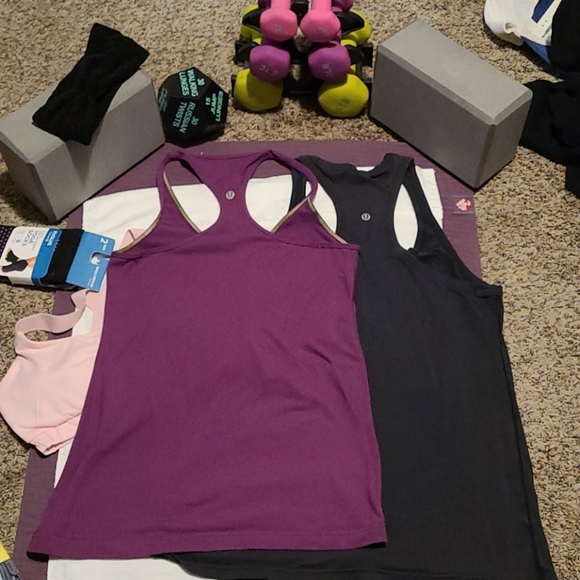 Lululemon bundle 2 shirts and 1 crop leggings